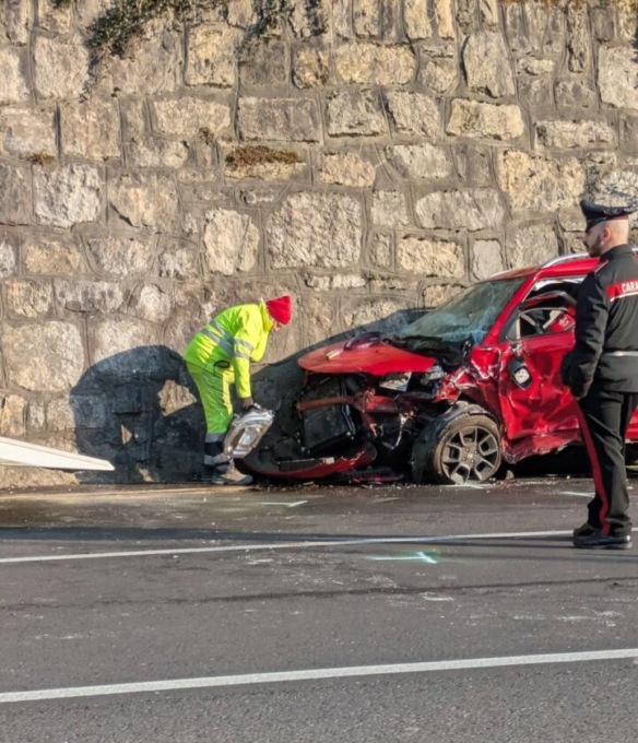 Casnigo, scontro tra due auto sulla statale Valseriana: tre feriti e lunghe code