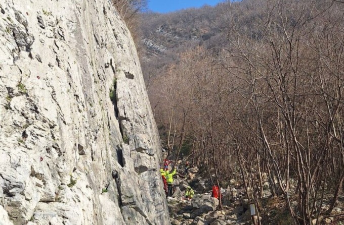 Rimane bloccato in parete e poi precipita alla falesia di Grone: grave un escursionista 21enne