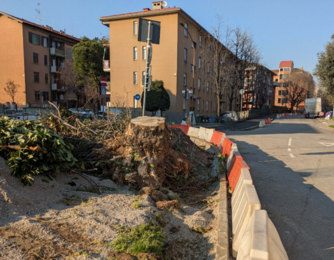 Pista ciclopedonale in via Einstein a Bergamo: «Inutile e toglie parcheggi ai residenti»