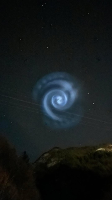 Una misteriosa spirale blu nei cieli bergamaschi: non è un alieno, ma un razzo spaziale