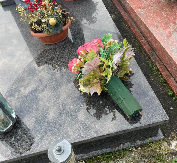 Rubati i vasi in rame e bronzo al cimitero di Rivolta d’Adda: «Gesto ignobile»