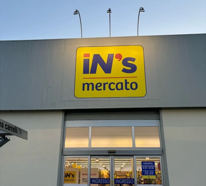 Rapina il supermercato di Zingonia e fugge con 2 mila euro (bloccando le dipendenti all’interno)