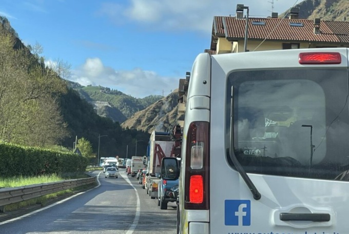 Incidente al Ponte del Costone (Casnigo): traffico paralizzato lungo la statale 671