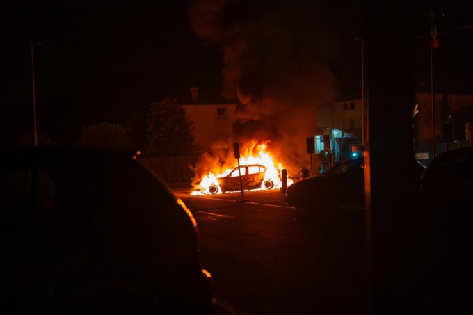 Rissa tra gruppi rivali ad Adrara San Martino: quattro indiani ricoverati, un’auto in fiamme