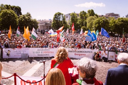 In migliaia al 25 aprile a Bergamo. Scontri tra manifestanti pro Palestina e forze dell’ordine