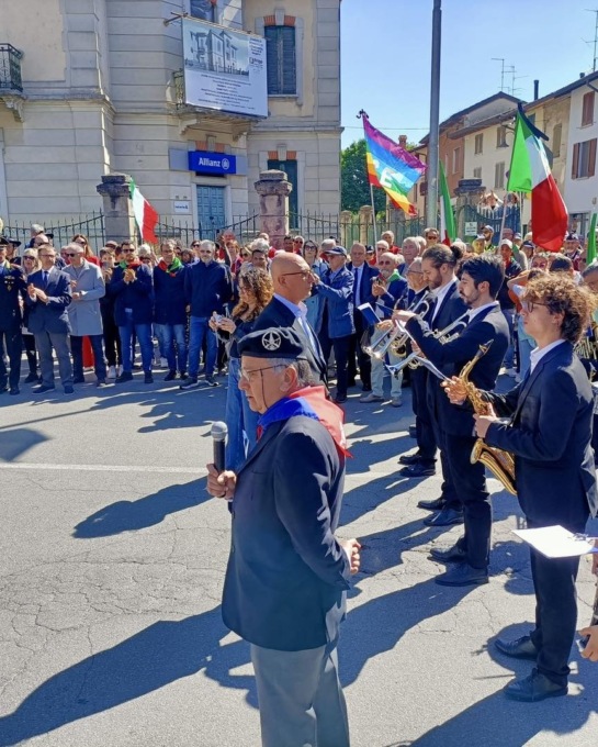 Il 25 aprile senza “Bella ciao” a Romano? I partecipanti al corteo la cantano lo stesso