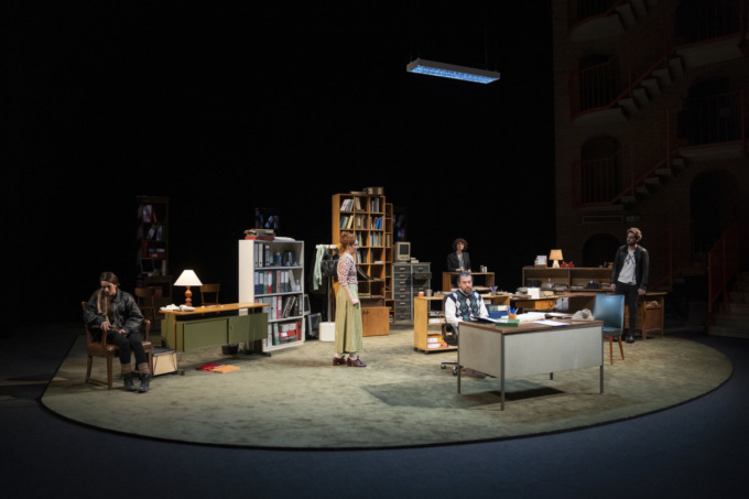Con “Edificio 3. Storia di un intento assurdo” arriva al Donizetti il teatro contemporaneo