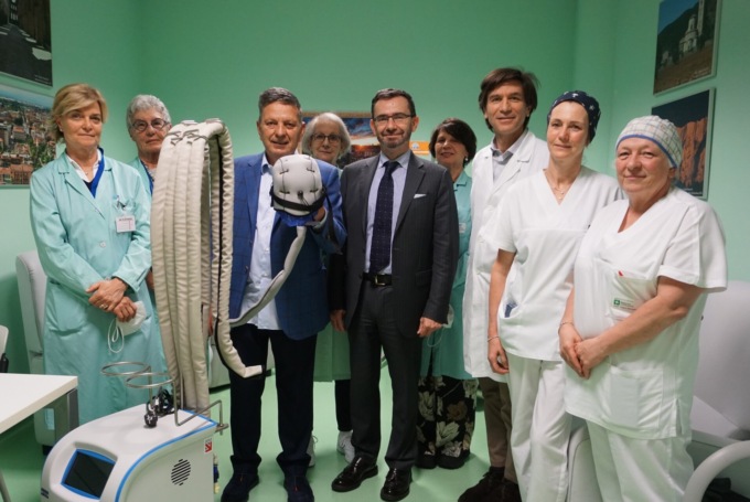 L’Associazione Oncologica Bergamasca dona al Papa Giovanni un casco per prevenire la caduta dei capelli