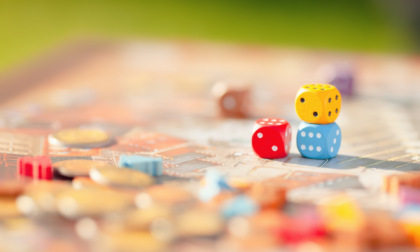 Giochi da tavolo da provare durante le vacanze: come trascorrere il tempo con amici e famiglia