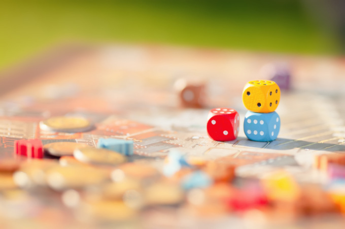 Giochi da tavolo da provare durante le vacanze: come trascorrere il tempo con amici e famiglia