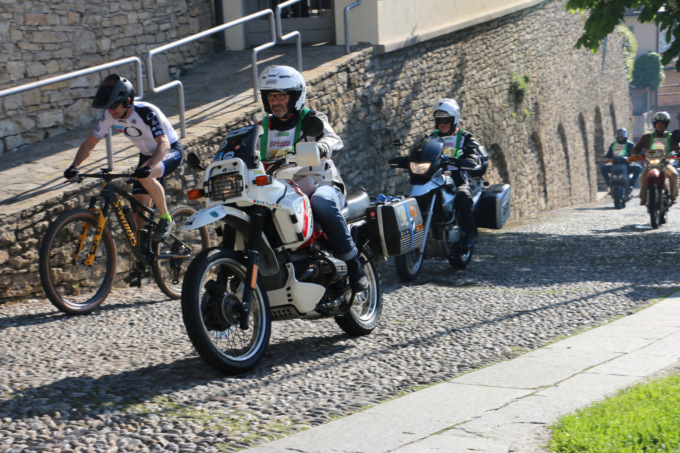 In sella per la “Festa delle Due Ruote”, la rievocazione storica della Bergamo-San Vigilio