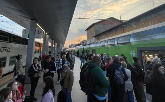Problemi al nodo di Treviglio: treni in ritardo e pendolari bloccati in stazione a Bergamo