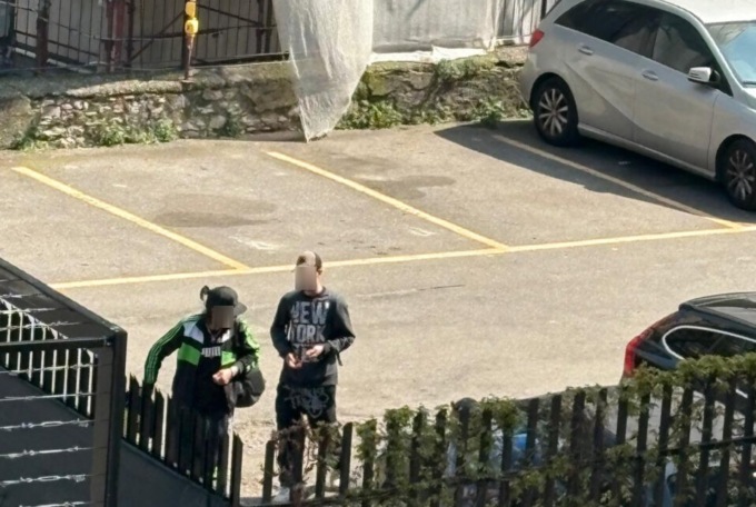 Carrara: «Spaccio, consumo di sostanze e bivacchi nel parcheggio tra via Stoppani e Casalino»