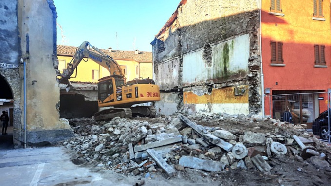 In demolizione l’ex “Litrone” a Casnigo: lascerà il posto a un nuovo complesso residenziale