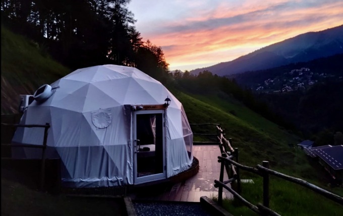 Quel camping bio di lusso alla Fattoria della Felicità di Onore bloccato da… dei bulloni