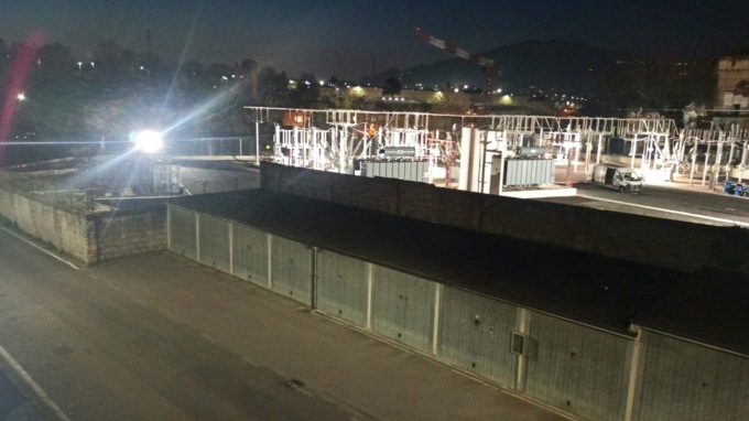 Protesta dei residenti a Ponte San Pietro: «Come si fa a vivere coi fari sempre puntati?»