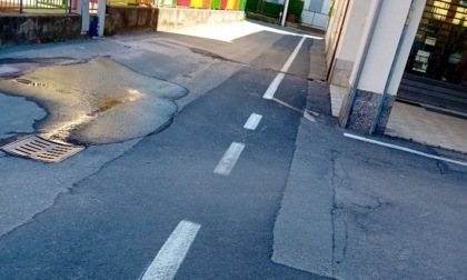 Le "pezze di asfalto" fanno arrabbiare quelli del Villaggio a Ponte San Pietro
