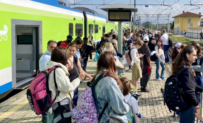 Indennizzi ai pendolari per treni cancellati e in ritardo: così è una presa in giro