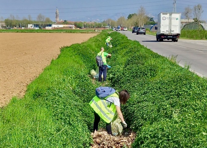“Puliamo il fosso”, missione ecologica a Stezzano: trovati 290 kg di rifiuti e… due fucili