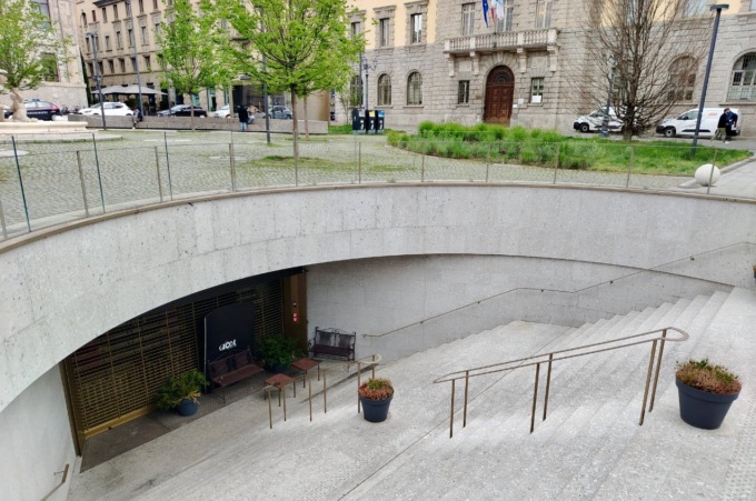 Il Balzer Globe è ormai chiuso. E così, in piazza Dante a Bergamo, rimane… un buco