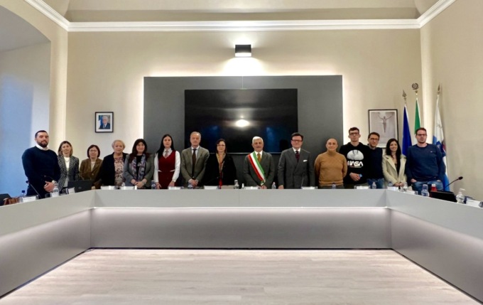«Pochi consigli comunali a Grassobbio? Andate dal prefetto, non da giornali e social»