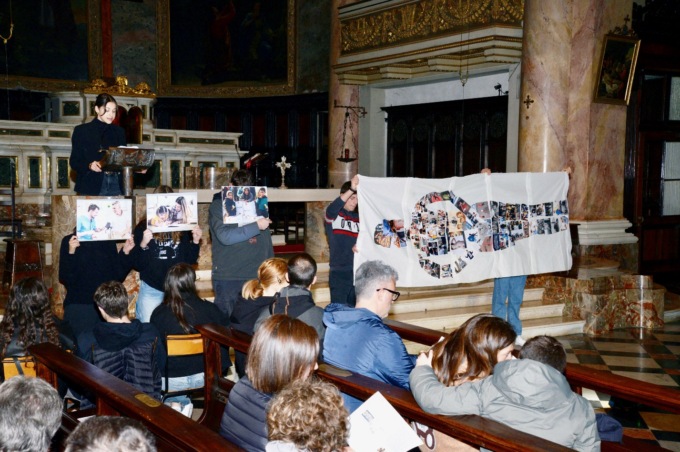 La Via Crucis dei ragazzi di Albino: «Mi sento solo davanti al cammino di vita, o Signore»