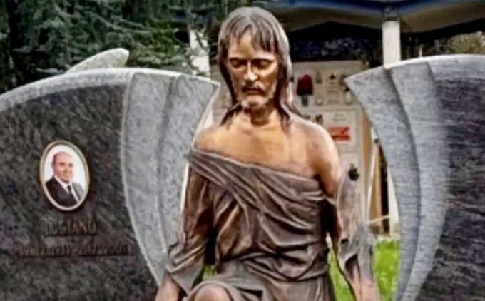 Razzia di statue in bronzo al cimitero di Comun Nuovo, una donna ha segnalato due uomini