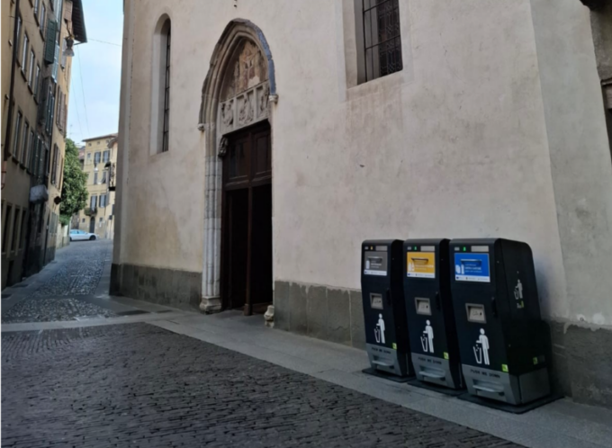Troppo «ingombranti e colorati»: Ribolla chiede di togliere i nuovi cestini da Città Alta