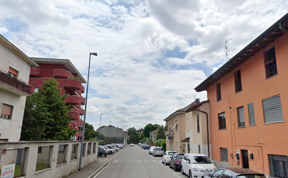 Giovane morde i passanti e danneggia le auto in sosta: attimi di panico a Treviglio
