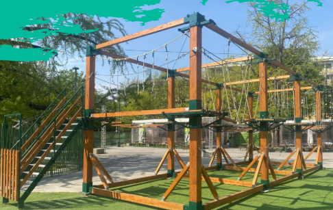 A Bergamo si può anche fare arrampicata: allestito un parco avventura in Piazzale Alpini