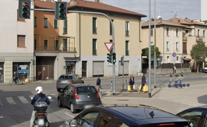 Semafori modificati dopo la chiusura a metà di via San Bernardino, ecco cosa cambia