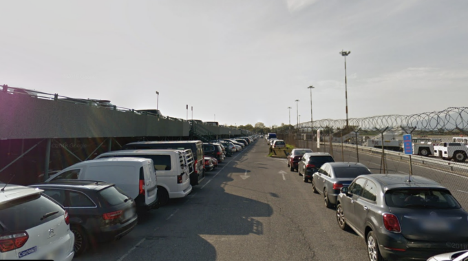 Ancora auto svaligiate al parcheggio dell’aeroporto di Orio. Con tanto di urina e feci sui sedili