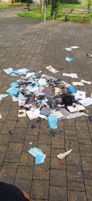 Libri bruciati, scritte sui muri e ancora atti vandalici al Villaggio degli Sposi di Bergamo