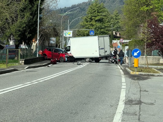 Scontro a Clusone tra un’auto e un furgone: tre feriti, tra cui una bambina di 5 anni e una donna