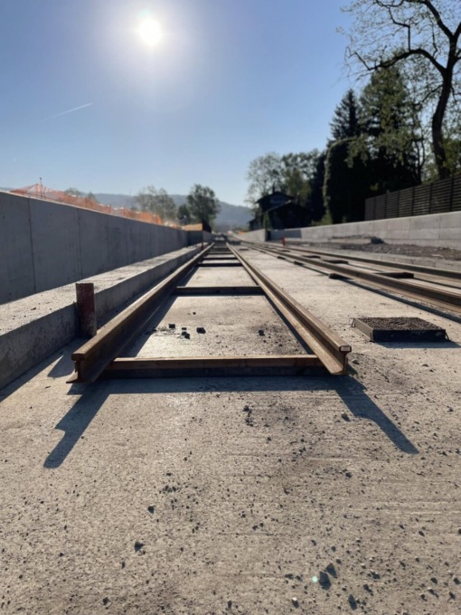 Tram della Val Brembana, posati i primi binari a Petosino. E da Zogno si guarda già oltre
