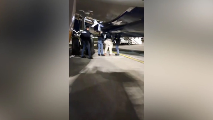 Giovane nascosto nel vano carrello di un aereo a Orio al Serio: fermato dalla polizia