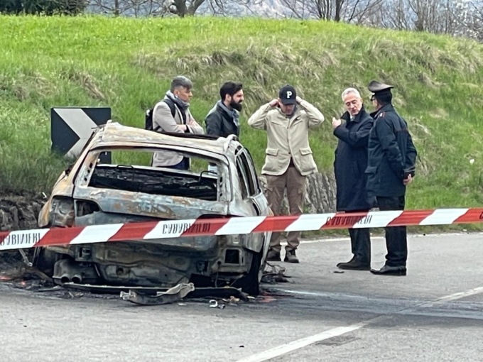 Corpo carbonizzato in un’auto in fiamme a Clusone, chiusa la strada per Lovere