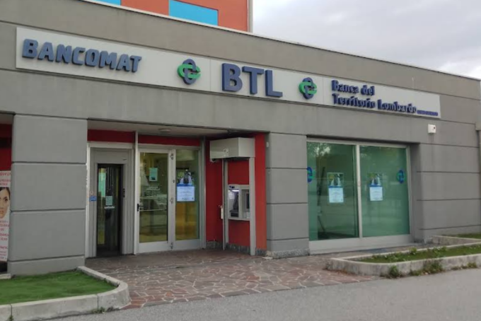 Un altro colpo al bancomat, stavolta a Terno d’Isola: fatto esplodere con polvere pirica