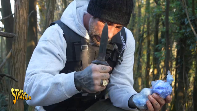 Brumotti e Striscia la Notizia scovano uno spacciatore tra i boschi di Pontirolo Nuovo