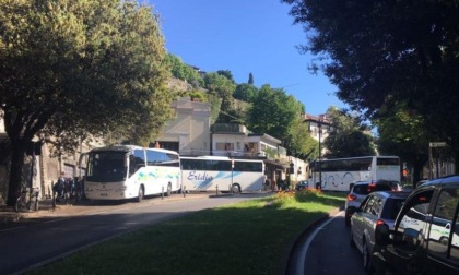 Bus turistici in sosta (vietata) in viale Vittorio Emanuele: «Manderemo la locale»