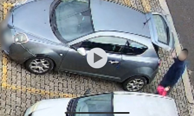 Abbandona sacchetti di immondizia nel centro di Calcio, denunciato dalla polizia locale