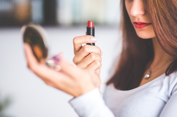La trasformazione del make-up attraverso i secoli: dalle origini all’era moderna