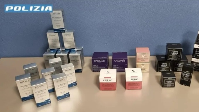 Facevano razzia di creme cosmetiche in farmacie del centro: arrestati in via Angelo Maj