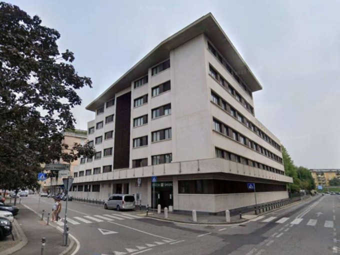 Cartello “vendesi” sul palazzo di via Palazzolo a Bergamo: Intesa lo ha messo sul mercato