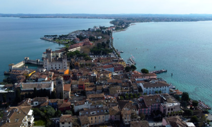 "Dentro e fuori dal Comune" ci porta a Sirmione, questa sera su Telecity