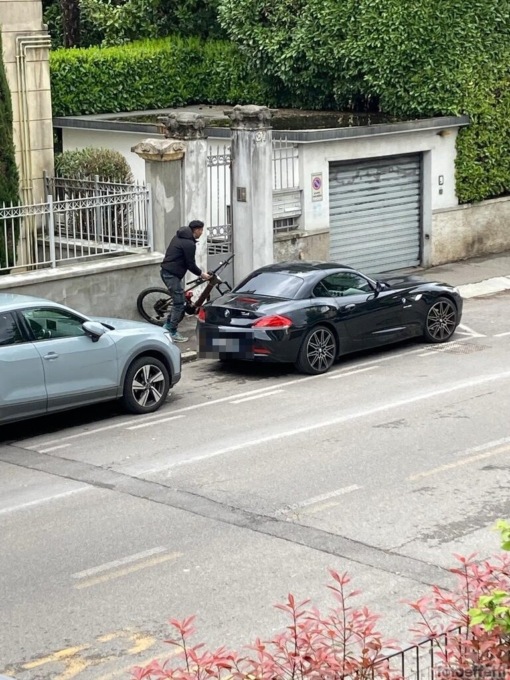 Rubata una bici da alcune migliaia di euro (in pieno giorno) in piazza Sant’Anna: il video del furto