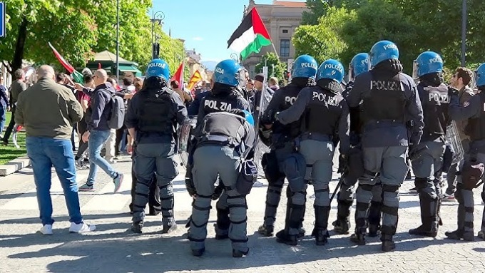 Scontri durante il corteo del 25 aprile a Bergamo, sette agenti di polizia lievemente feriti