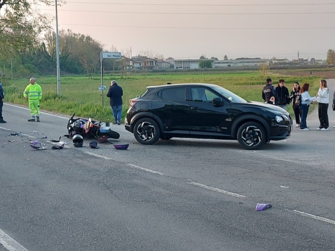 Scontro tra moto e auto a Treviglio: grave in ospedale un centauro 17enne di Lurano