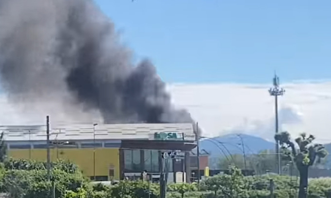 Mapello, in fiamme il deposito di un’azienda: vigili del fuoco sul posto