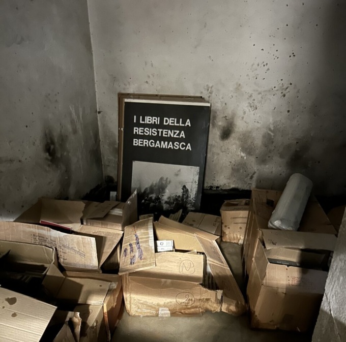 Pompa d’acqua rotta alla nuova sede Isrec di Bergamo: persi molti libri nel piano interrato